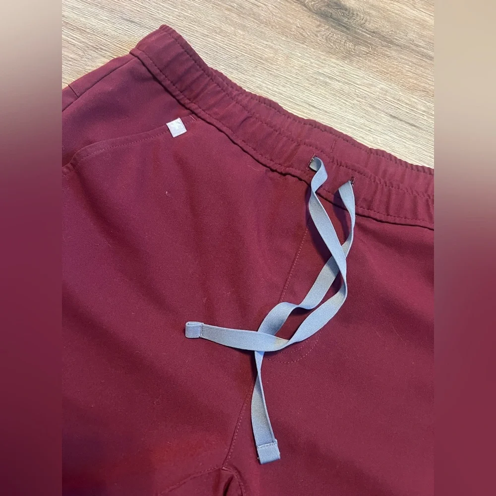 FIGS Tansen Jogger Scrub Pants Burgundy Men’s Size Small